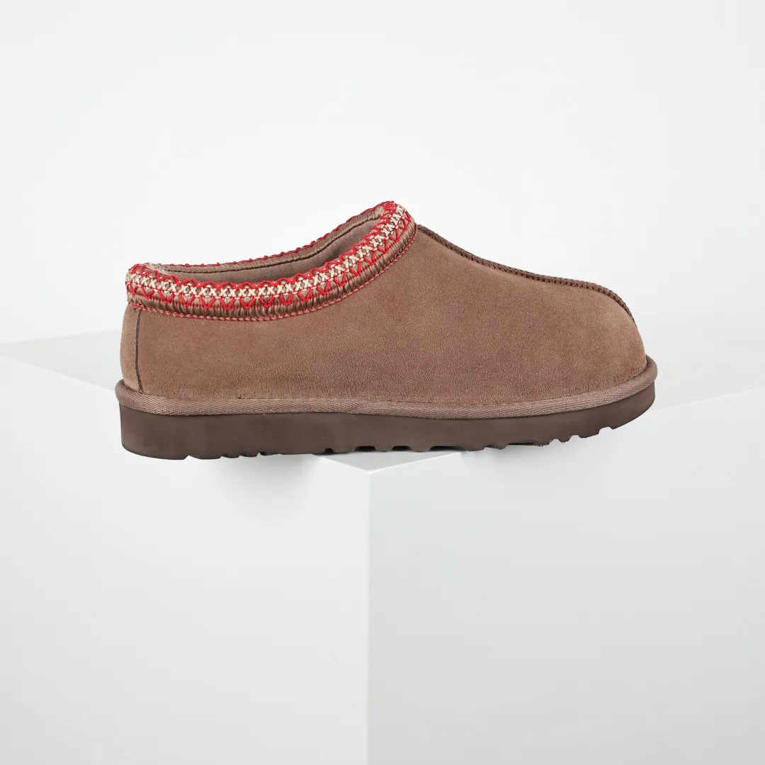 Copy price 💰540 Core recommendation Good price 5cm thick sole, independently developed original outsole, cashmere insole, keeping warm in winter, suitable for home use. In the new year, uug launched a style series, which is partially geared towards the preferences of young consumers. It has also moved to the forefront of fashion trends. Shoe body material, water-repellent coated suede upper, 17 mm UGGPURE™ implanted wool insole, lightweight non-slip and comfortable rubber outsole, with brand LOGO and trademark, with full package Size: 35 36 37 38 39 40 41 42 43 44 45